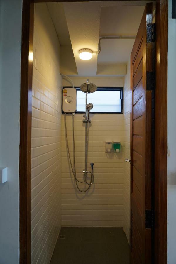 Slee Hostel Chiangmai (Adults Only) Chiang Mai Luaran gambar